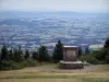 Mont Beuvray - Parc Naturel Régional du Morvan : table d'orientation au sommet du mont Beuvray avec vue (panorama) sur les paysages du Morvan