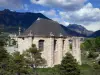 Mont-Dauphin - Citadelle (place forte Vauban) : église Saint-Louis ; montagnes en arrière-plan