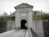 Mont-Dauphin - Cittadella (fortezza di Vauban): Briançon porta e il ponte levatoio