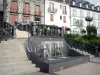 Le Mont-Dore - Station thermale : fontaine et façades de maisons