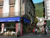 Le Mont-Dore - Station thermale : terrasse de café, commerces, rue et maisons
