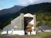 Le Mont-Dore - Station de ski : téléphérique (remontée mécanique) et montagnes ; dans le massif du Sancy (monts Dore), dans le Parc Naturel Régional des Volcans d'Auvergne