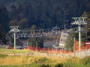 Le Mont-Dore - Stazioni sciistiche: seggiovia (ski lift) e abeti sullo sfondo, nel Sancy (Monts Dore), nel Parco Naturale Regionale dei Vulcani d'Alvernia