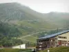 Le Mont-Dore - Station de ski : bâtiment, télésiège (remontée mécanique) et piste ; dans le massif du Sancy (monts Dore), dans le Parc Naturel Régional des Volcans d'Auvergne