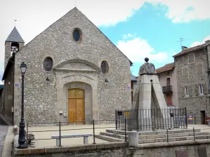 Mont-Louis - Façade de l'église Saint-Louis et monument à la gloire du général Dagobert