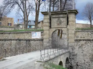 Mont-Louis - Porte de France et remparts de la cité fortifiée