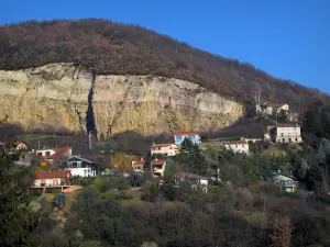 Mont-d'Or lionés - Casas colgadas, los árboles y la pared de roca