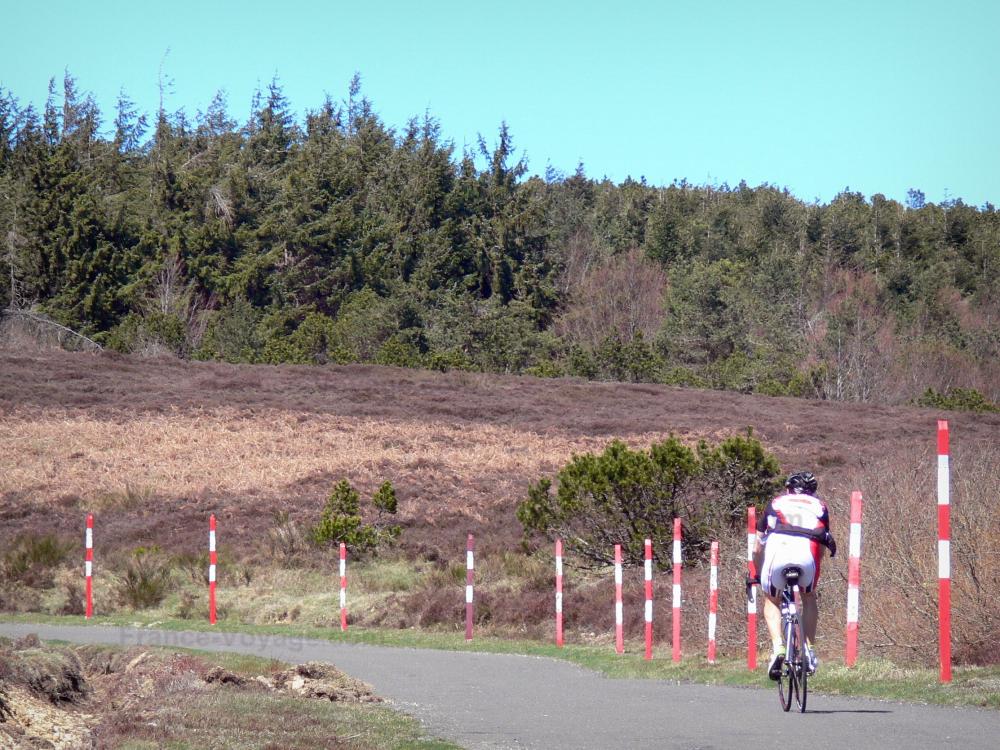 Montagne Noire - Fietser waardoor de beklimming van de piek Nore Road