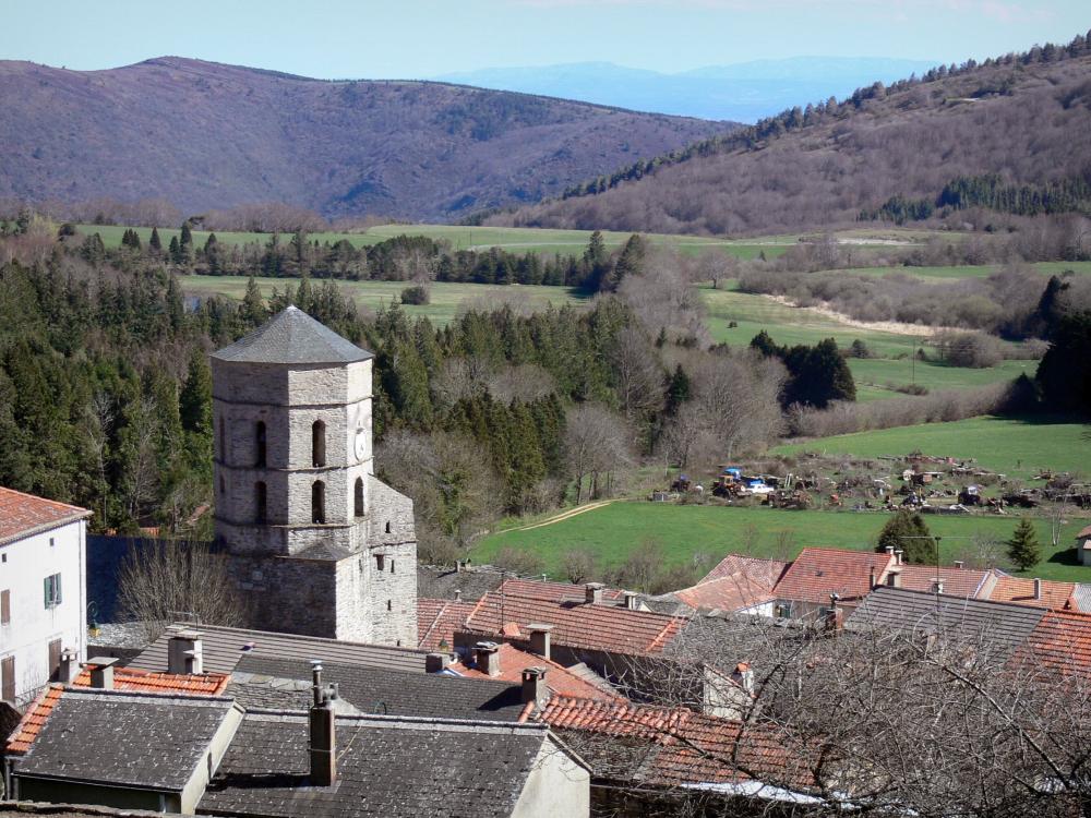 Montagne Noire - Toren van de kerk van Saint-Jean-Baptiste en daken van het dorp van Pradelles-Cabardès in een groene