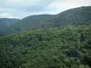 Montanha Negra - Aldeia Hautpoul empoleirado e colinas cobertas de florestas (Parque Natural Regional de Haut-Languedoc)
