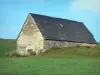 Montanhas de Cézallier - Cabana de pedra no meio de um pasto; no Parque Natural Regional dos Vulcões de Auvergne