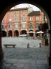 Montauban - Vue sur la place Nationale et ses maisons à arcades