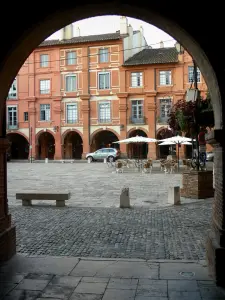 Montauban - Veduta del Place Nationale e le sue case porticate