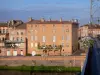 Montauban - Oude brug over de rivier de Tarn met uitzicht op de gevels van huizen in de stad