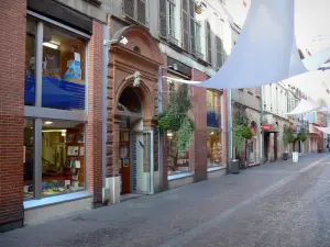 Montauban - Facciate e negozi di Rue de la République