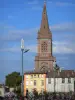 Montauban - Toren van de kerk van Saint-Orens, gevels van huizen, lantaarnpalen, hekwerken en bloemen (bloemen)