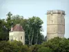 Montbard - Torre Aubespin e torre Saint-Louis, resti dell'antico castello, nel parco Buffon