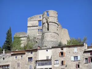 Montbrun les Bains - Ruínas do castelo medieval com vista para as casas da antiga vila