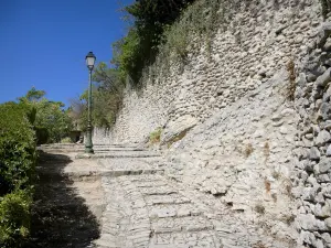 Montbrun les Bains - Calade, pista inclinada pavimentada com pedras