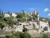 Montbrun les Bains - Castelo medieval, campanário da igreja e casas da antiga vila