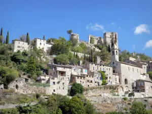 Montbrun les Bains - Castelo medieval, campanário da igreja e casas da antiga vila