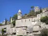 Montbrun-les-Bains - Klokkentoren van de kerk en huizen van het oude dorp