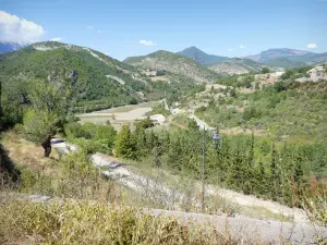 Montbrun les Bains - Vista da paisagem intocada ao redor das alturas da antiga vila