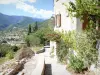 Montbrun les Bains - Calade e antiga casa de aldeia com vista para as colinas circundantes