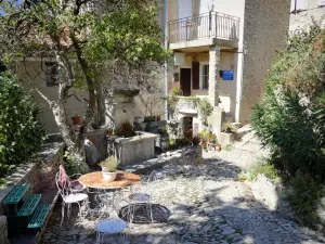 Montbrun les Bains - Passeie no coração da vila medieval repleta de fontes