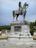 Montereau-Fault-Yonne - Statua equestre di Napoleone I e facciate di case in background