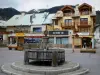 Montgenèvre - Station de ski (station de sports d'hiver et d'été) : fontaine en bois, commerces et maisons
