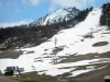 Montgenèvre - Station de ski (station de sports d'hiver et d'été) : télésiège (remontée mécanique), piste de ski et neige, au printemps