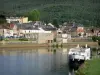 Monthermé - Vallée de la Meuse, dans le Parc Naturel Régional des Ardennes : fleuve Meuse, bateau de croisière amarré, façades de la ville et forêt dominant l'ensemble