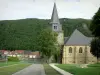 Monthermé - Église Saint-Léger, façades de maisons et forêt