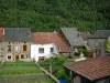 Monthermé - Jardin potager et façades de maisons