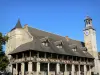 Montluçon - Schloss der Herzöge von Borbon, bergend das Museum der Volksmusik, mit seinem Säulengang im italienischen Stil, und sein Uhrturm