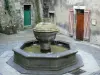 Montluçon - Place de la Fontaine et façades de maisons de la vieille ville