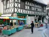 Montluçon - Haus der Douze Apôtres (zwölf Apostel, Fachwerkfassade) und Marktstände des Marktes