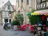 Montluçon - Fassade der Kirche Saint-Pierre, Strassencafé und Fachwerkhäuser in der Altstadt