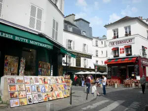 Montmartre - Häuserfassaden und Plakate von Montmartre