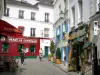 Montmartre - Geplaveide straat, cafe terras en gevels van de wijk Montmartre