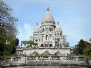 Montmartre - Basilika Sacré-Coeur, im romanisch-byzantinischem Stil, hoch oben auf dem Gipfel des Hügels Montmartre