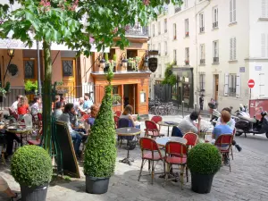 Montmartre - Terrasse einer Gaststätte und Fassaden des Stadtviertels Montmartre