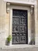 Montmartre - Portaal van de kerk Saint-Pierre de Montmartre bedekt met bas-reliëfs