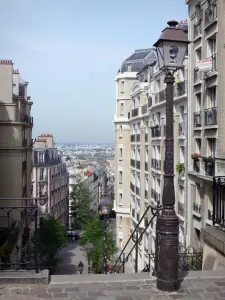 Montmartre - Treppe, Strassenlaternen und Gebäude des Stadtviertels Montmartre