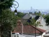Montmorency - Lampadaires et toits de la ville de Montmorency avec vue sur la ville de Paris et la tour Montparnasse en arrière-plan
