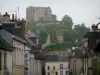 Montoire-sur-le-Loir - Ruïnes van het kasteel met uitzicht op de huizen van de stad