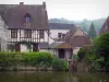 Montoire-sur-le-Loir - Huizen langs de rivier (Loir)