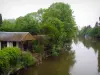 Montoire-sur-le-Loir - Bomen en huisje op de oevers van de rivier (de Zevenslaper)