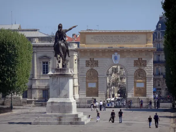 Montpellier - Place Royal Peyrou (Promenade du Perou), statua di Luigi XIV, Arc de Triomphe, un tribunale e gli edifici della città
